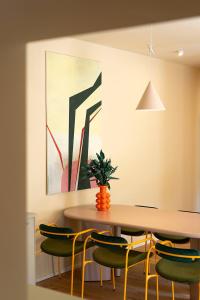a dining room with a table and chairs at Hinterhaus Träumchen auf der Karl - Liebknecht in Leipzig
