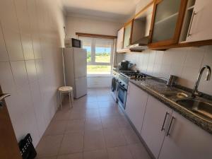 Kuchyň nebo kuchyňský kout v ubytování Apartamento Medeiros