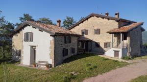 an old stone house on top of a hill at AGRITURISMO BUON VENTO, Appartamento PICCOLI SOLI una chic country house in Gubbio Italy in Gubbio