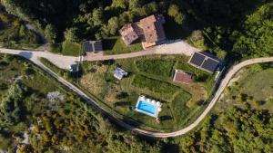 an aerial view of a house with a pool at AGRITURISMO BUON VENTO, Appartamento PICCOLI SOLI una chic country house in Gubbio Italy in Gubbio