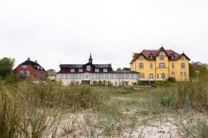 a group of houses on the beach near the sand at Aarøsund Badehotel in Haderslev