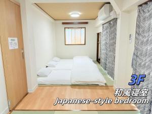 Кровать или кровати в номере 豊の宿ーお花茶屋ー140平米ー駅6分ー寝室4つートイレ3つーシャワールーム3つー高速wifiー喫煙所有ー成田直通