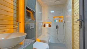 a bathroom with a white sink and a shower at Belen lodge nature in Eskiömerler