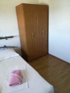 Postel nebo postele na pokoji v ubytování Apartment Cesarica - Velebit Riviera 31088
