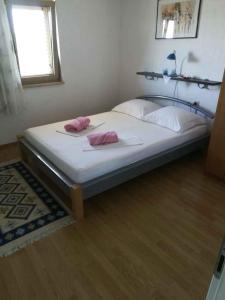 Postel nebo postele na pokoji v ubytování Apartment Cesarica - Velebit Riviera 31088