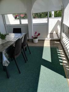 TV a/nebo společenská místnost v ubytování Apartment Cesarica - Velebit Riviera 31088