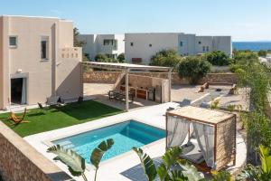 佩基罗德Avia Villa的带游泳池的别墅图片