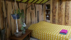 Aouste-sur-Syeにあるgîte de l'aigleのベッドルーム1室(ベッド1台、植物のあるテーブル付)