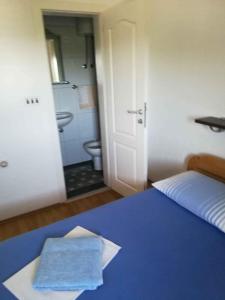 Postel nebo postele na pokoji v ubytování Apartment Cesarica - Velebit Riviera 31088