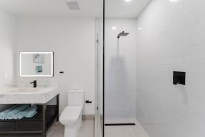 フォート・ローダーデールにあるModern 2BR, Family-Friendly in FLL, Near Beach!のトイレと洗面台を備えた白いバスルーム