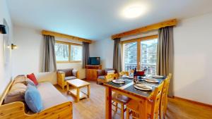 un salon avec un canapé et une table dans l'établissement Pracondu 1 305 - OUTDOOR & FUN apartment 6 pers, à Nendaz