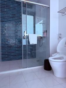 a bathroom with a glass shower with a toilet at 金樽浪花 in Chin-tsun +17 photos