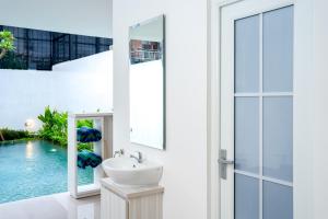 Ένα μπάνιο στο Artha Villa Pererenan By Fays Hospitality +15 φωτογραφίες