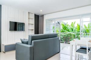 Μια τηλεόραση ή/και κέντρο ψυχαγωγίας στο Artha Villa Pererenan By Fays Hospitality