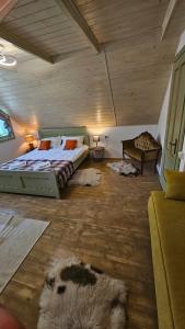Un dormitorio con una cama grande y un techo de madera. en Casa cu Moara, en Râșca