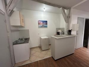 Η κουζίνα ή μικρή κουζίνα στο 32 Centre ville - Drouaise - 4 couchages +23 φωτογραφίες