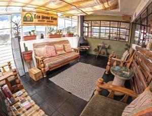un soggiorno con un divano e un tavolo di Eco Home View - Guest House a Cuzco