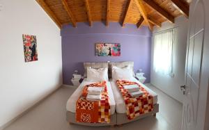 A bed or beds in a room at CALYPSO