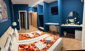 A bed or beds in a room at CALYPSO