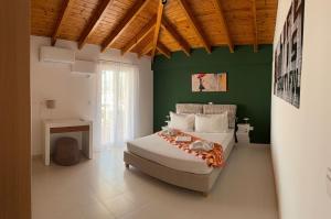 A bed or beds in a room at CALYPSO