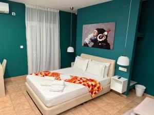 A bed or beds in a room at CALYPSO