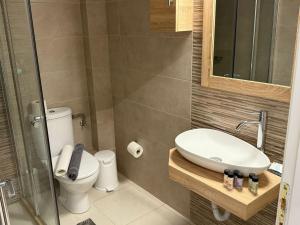 A bathroom at CALYPSO