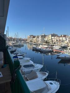a group of boats are docked in a marina at Empuria sur les canaux in Empuriabrava