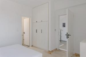 Postel nebo postele na pokoji v ubytování Manolioudis Villas