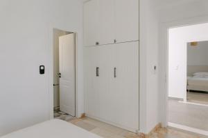 Postel nebo postele na pokoji v ubytování Manolioudis Villas