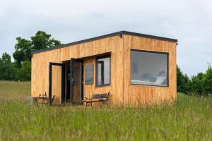 瓦拉什斯凯梅济日奇KOOLNA pod kopcem的草场上的一座小木结构建筑