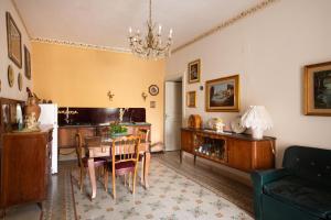 Una sala de estar con una mesa y un comedor. en Bracco House, en Caronia