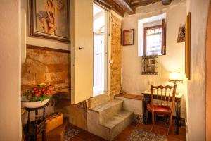 Habitación pequeña con escalera y ventana en Bracco House, en Caronia 42 fotos más