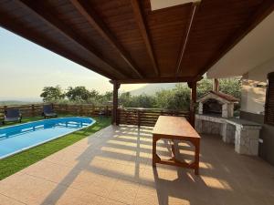 Swimmingpoolen hos eller tæt på Villa Aurora&Giulia