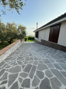 a stone driveway in front of a house at Villa Aurora&Giulia in Avella