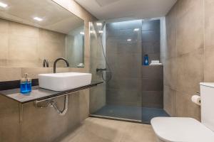 une salle de bain avec lavabo et douche dans l'établissement Family Catedral Centro, à Grenade 16 autres photos