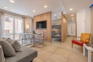 un salon avec un canapé et une table dans l'établissement Family Catedral Centro, à Grenade