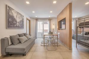 un salon avec un canapé et une table dans l'établissement Family Catedral Centro, à Grenade