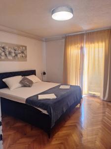 een slaapkamer met een bed met twee handdoeken erop bij Apartment Sanja in Senj