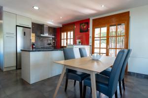 A kitchen or kitchenette at Allotjament lo Ribé
