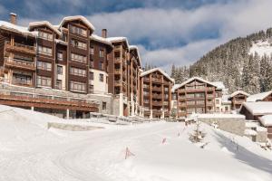 a ski lodge in the snow with a snow covered street at Résidence Pierre & Vacances Premium Les Terrasses d'Hélios in Flaine +44 photos