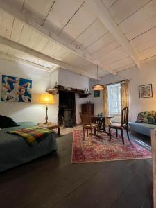 ein Schlafzimmer mit Bett und ein Wohnzimmer mit Kamin in der Unterkunft The Guardians Cottage, Chateau Mas de Pradie in Foissac