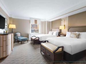 Postel nebo postele na pokoji v ubytování Fairmont Le Chateau Frontenac