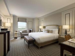 Postel nebo postele na pokoji v ubytování Fairmont Le Chateau Frontenac