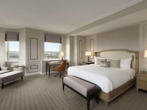 Postel nebo postele na pokoji v ubytování Fairmont Le Chateau Frontenac