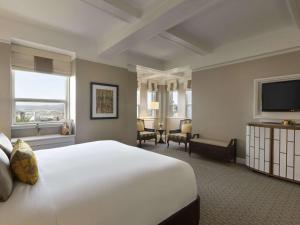 Postel nebo postele na pokoji v ubytování Fairmont Le Chateau Frontenac
