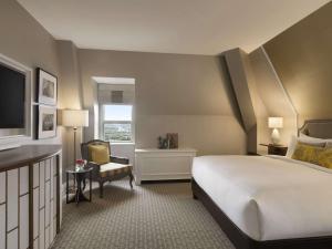 Postel nebo postele na pokoji v ubytování Fairmont Le Chateau Frontenac