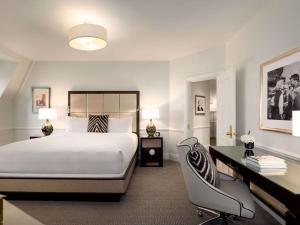 Postel nebo postele na pokoji v ubytování Fairmont Le Chateau Frontenac