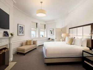 Postel nebo postele na pokoji v ubytování Fairmont Le Chateau Frontenac