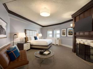 Postel nebo postele na pokoji v ubytování Fairmont Le Chateau Frontenac