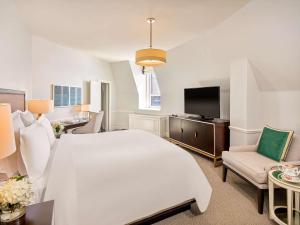 Postel nebo postele na pokoji v ubytování Fairmont Le Chateau Frontenac